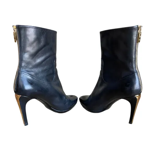 LOUIS VUITTON Black Leather Gold Logo Zip & Heel Pointed Toe Ankle Boots, 39.5